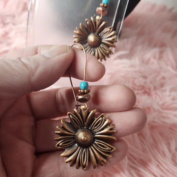 NwOT! Copper Tone Sunflower Pendant Necklace and Earrings Set (P21) - Picture 4 of 6